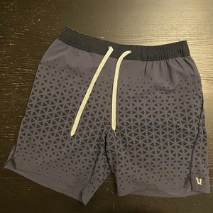 Vuori Trail shorts lined Men’s size M rare triangle pattern EUC